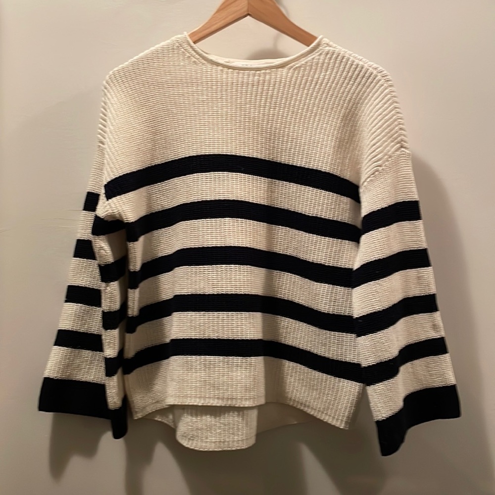 Frame Bell sleeved sweater. Excellent condition! Size small